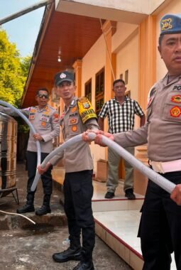 Kapolres Sitaro Salurkan Air Bersih, Bantu Warga di Desa Hiung dan Dumpase